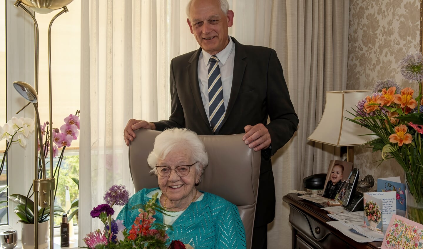 103-jarige mevrouw Jenny de Snoo-Hooimeijer krijgt een bloemetje van burgemeester Lamers 
