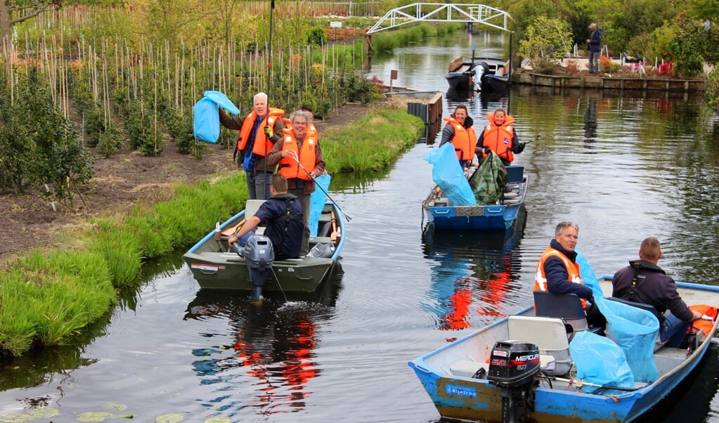 Plastic vissen in de sloten van boomkwekerijgebied Boskoop: gezamenlijke actie van ondernemers, vrijwilligers, gemeente Alphen, Hoogheemraadschap van Rijnland en ODMH.