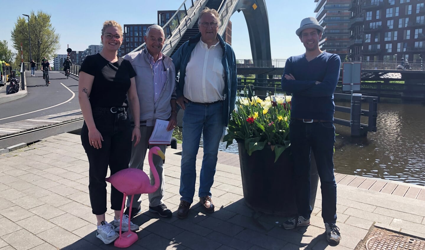 Lara Rozemeijer, Dick Blokker, Gerard Wegman en Sjors Last bij het startpunt van de wandeling.
