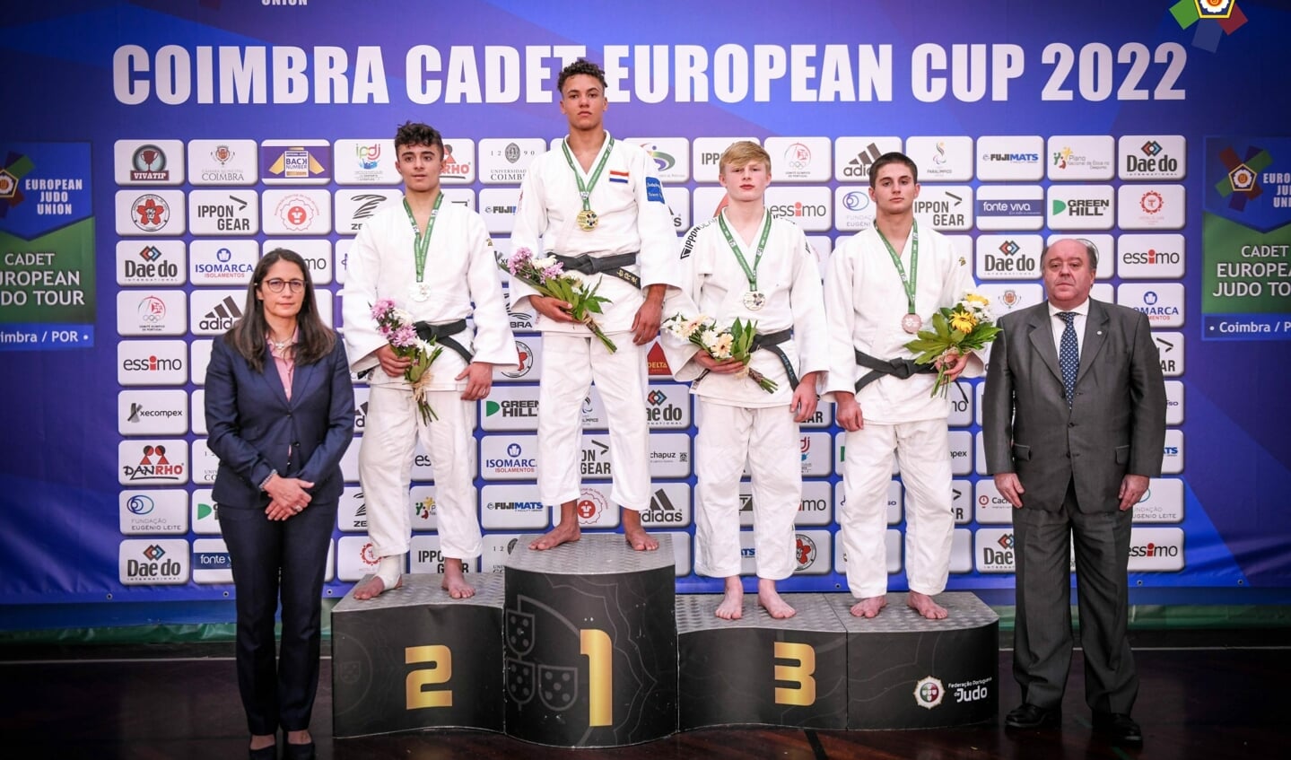 Goud en het volkslied op het erepodim voor Joshua de Lange.