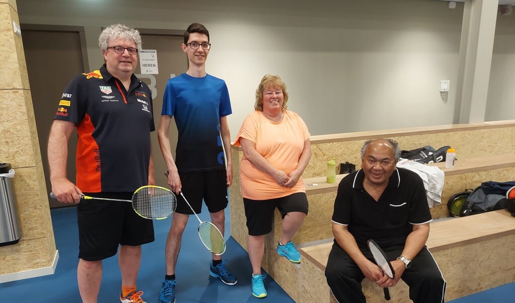 Voor Peter Oosterwijk, Martin Dierikx, Gonny van der Roest en George Pohan biedt badmintonnen vooral veel spelvreugde en sociale betrokkenheid. “Iedereen is bij ons van harte welkom om een keer mee te komen spelen.”