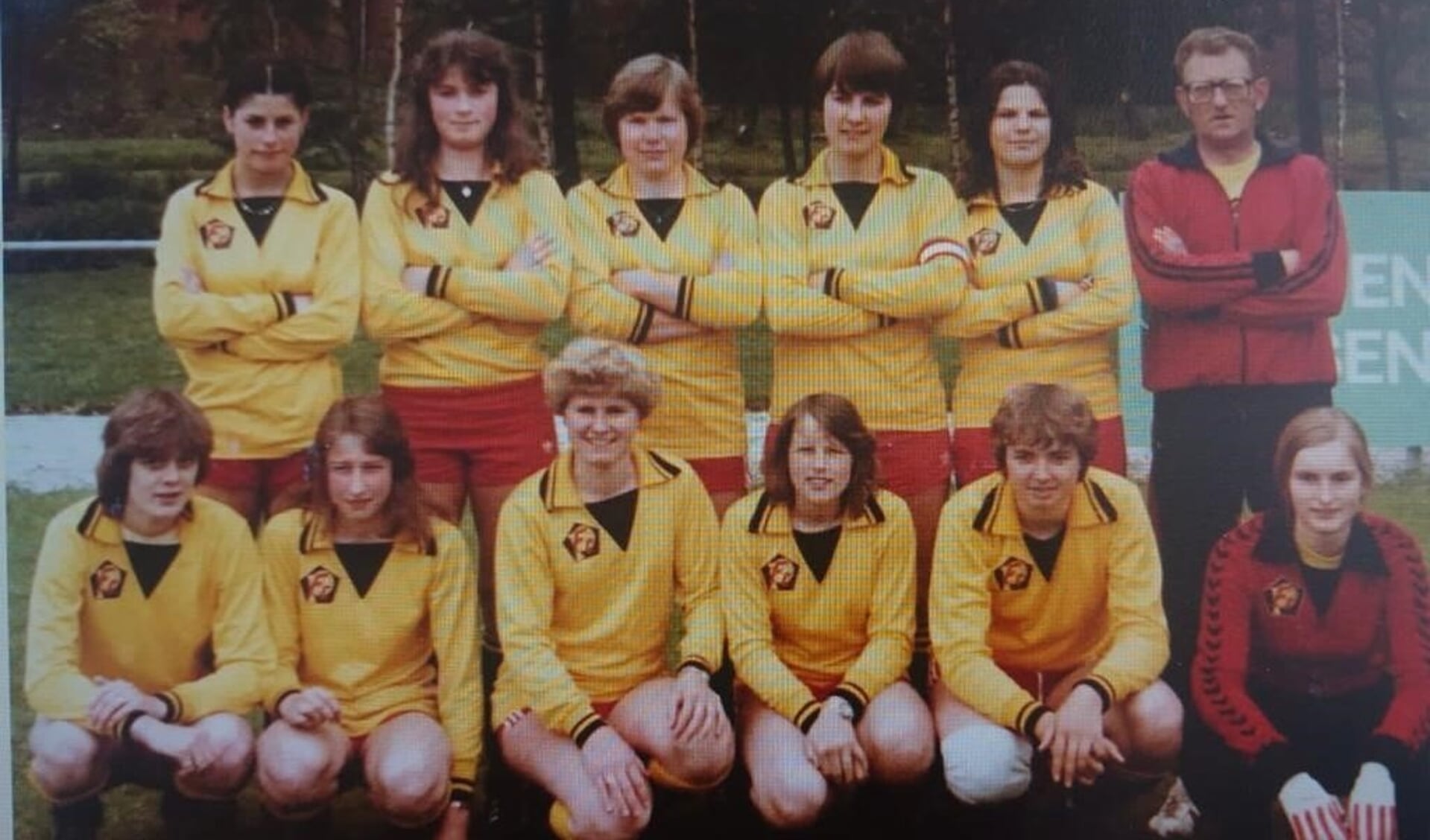 Het damesteam uit de beginjaren, met rechts trainer Piet Bult.