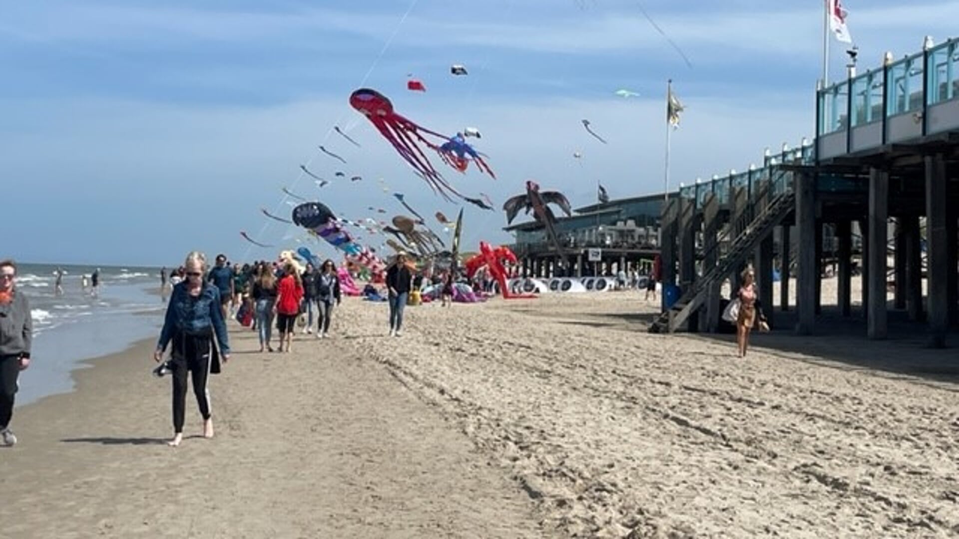 Vliegerspektakel op het strand van Callantsoog.