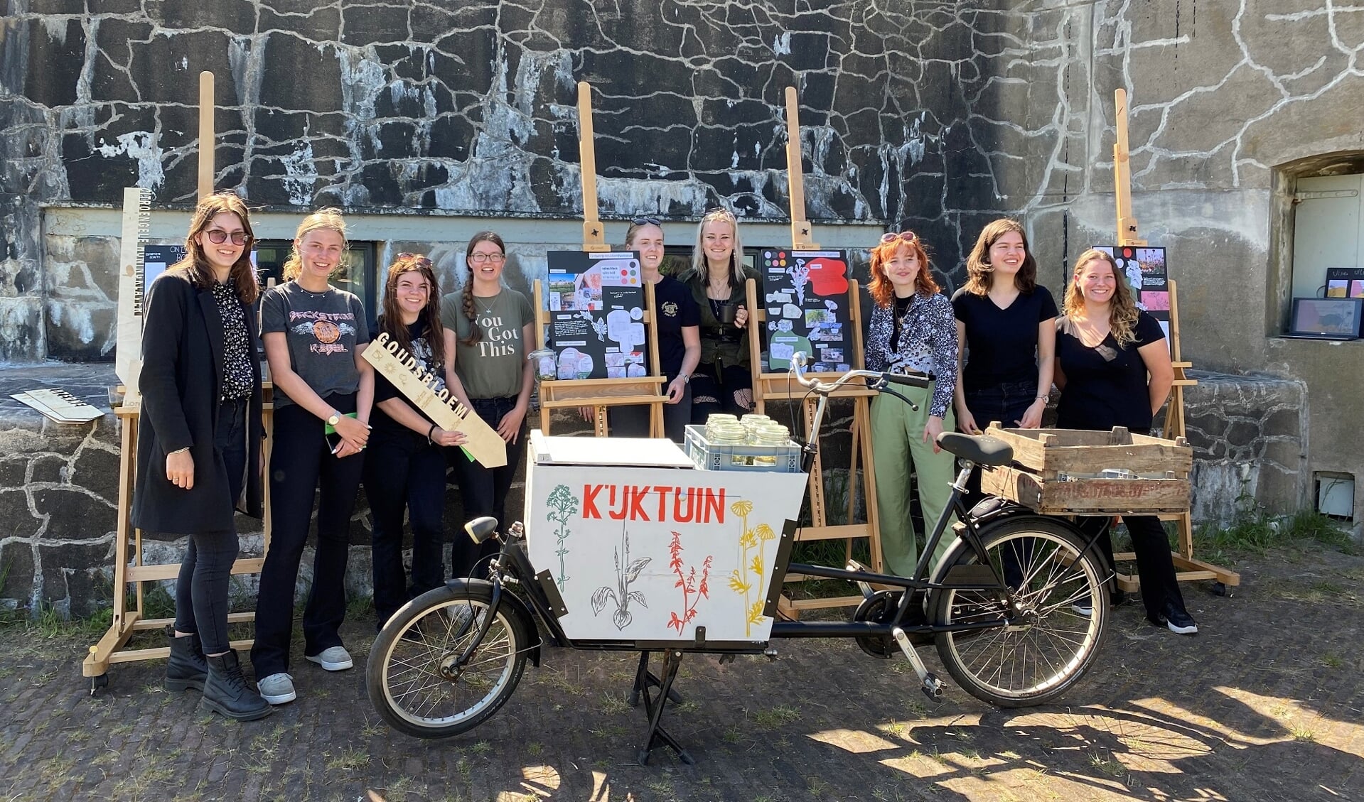 Tijdens de opening presenteerden de studenten hun nieuwe theesoort vanuit een bakfiets 