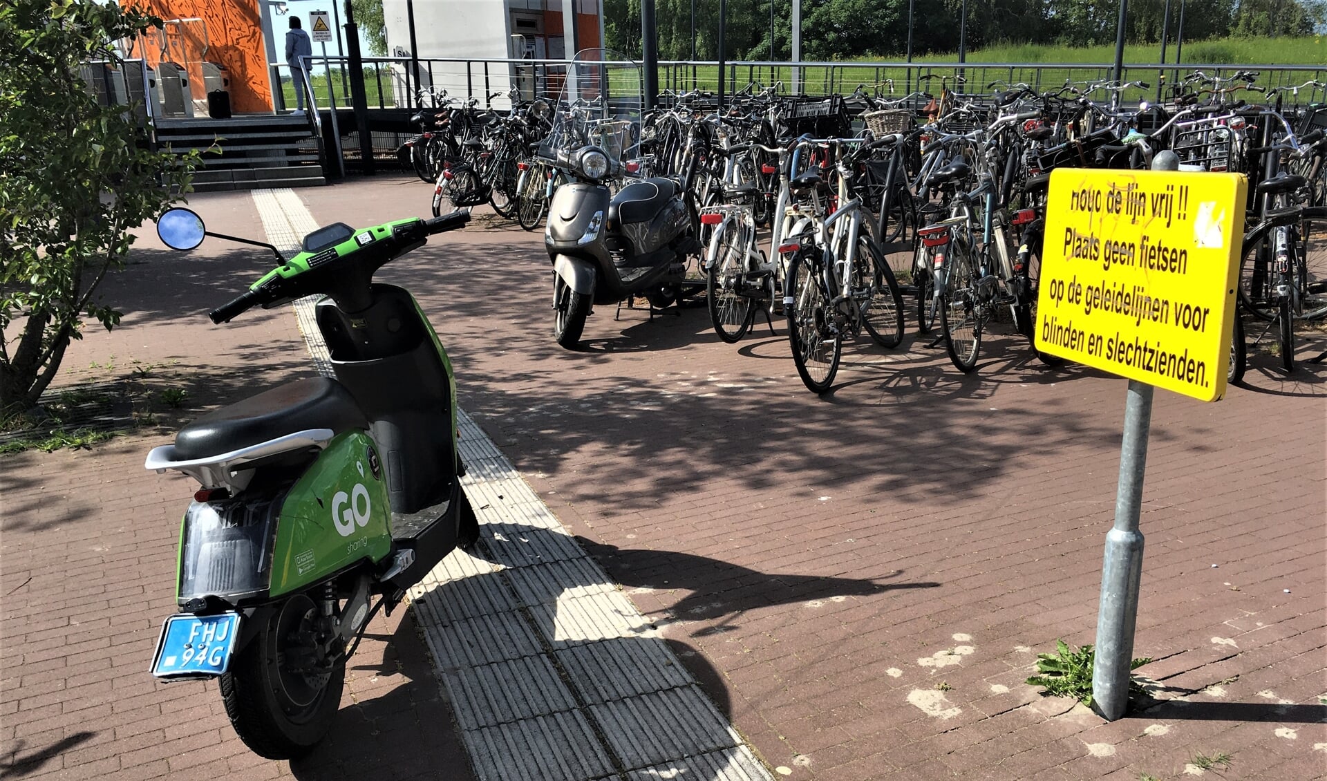 De deelscooters van GO Sharing worden nog regelmatig op de voor blinde en slechtziende mensen bestemde geleidelijnen geplaatst. Zoals hier bij metrostation Steendijkpolder.