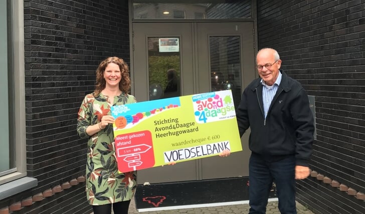 Rianne van Diepen-Feld, voorzitter van Stichting Avond4Daagse Heerhugowaard, overhandigde de cheque aan Dick Bink van de Voedselbank.
