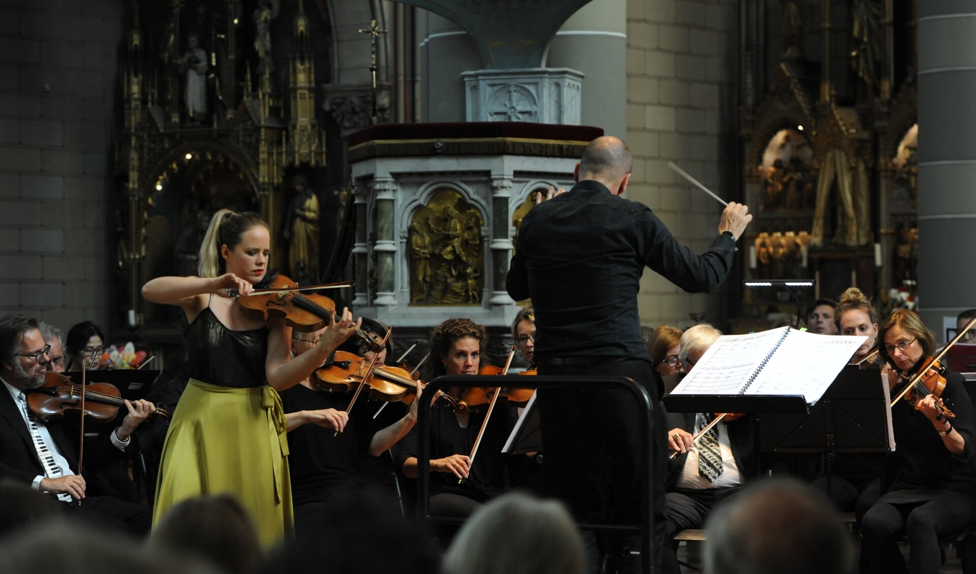 Lisa Jacobs speelde een stralend vioolconcert van Brahms bij symfonieorkest Musica, geleid door dirigent Frank de Groot 