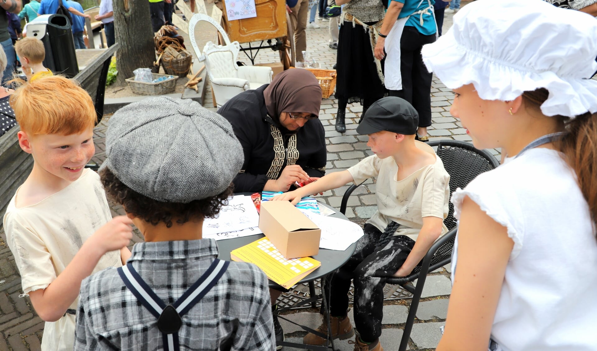 Ook kinderen waren in klederdracht op de Molendag aanwezig en deden enthousiast mee aan verschillende activiteiten. 