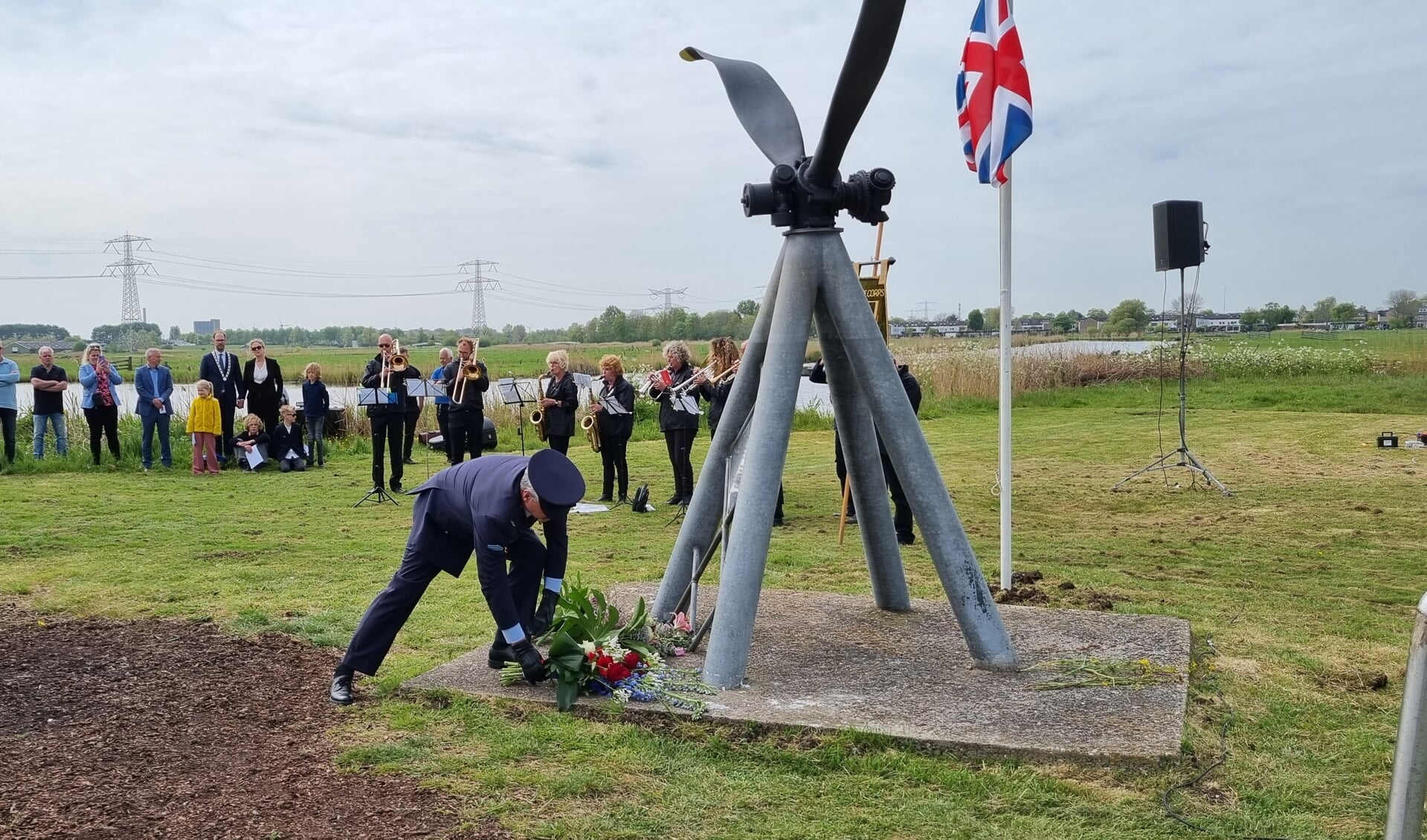 Hans Zwanenburg legt bloemen bij het monument