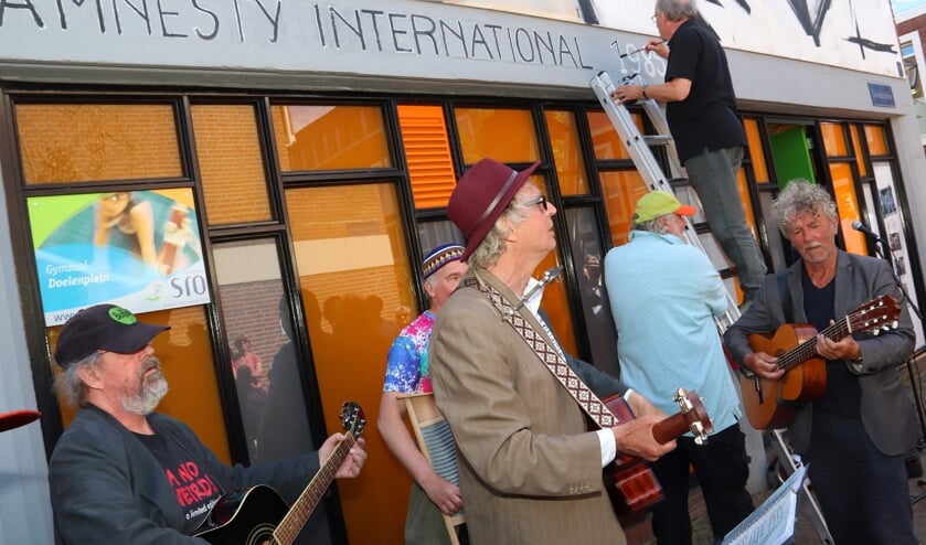 De tekst ‘Amnesty International 1985’ werd zaterdag opnieuw aangebracht door de drie Haarlemse kunstenaars.