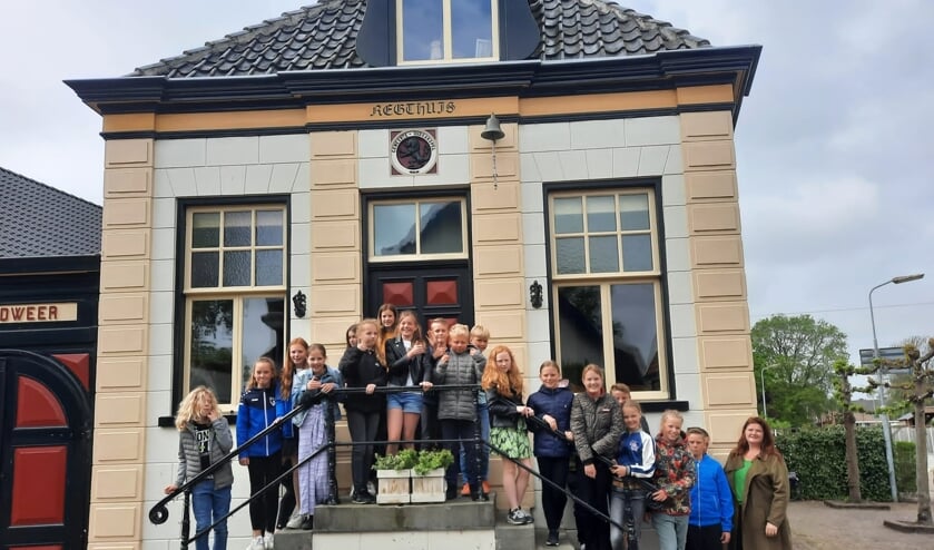 Groep 8 met juf Susanne voor het Regthuis.