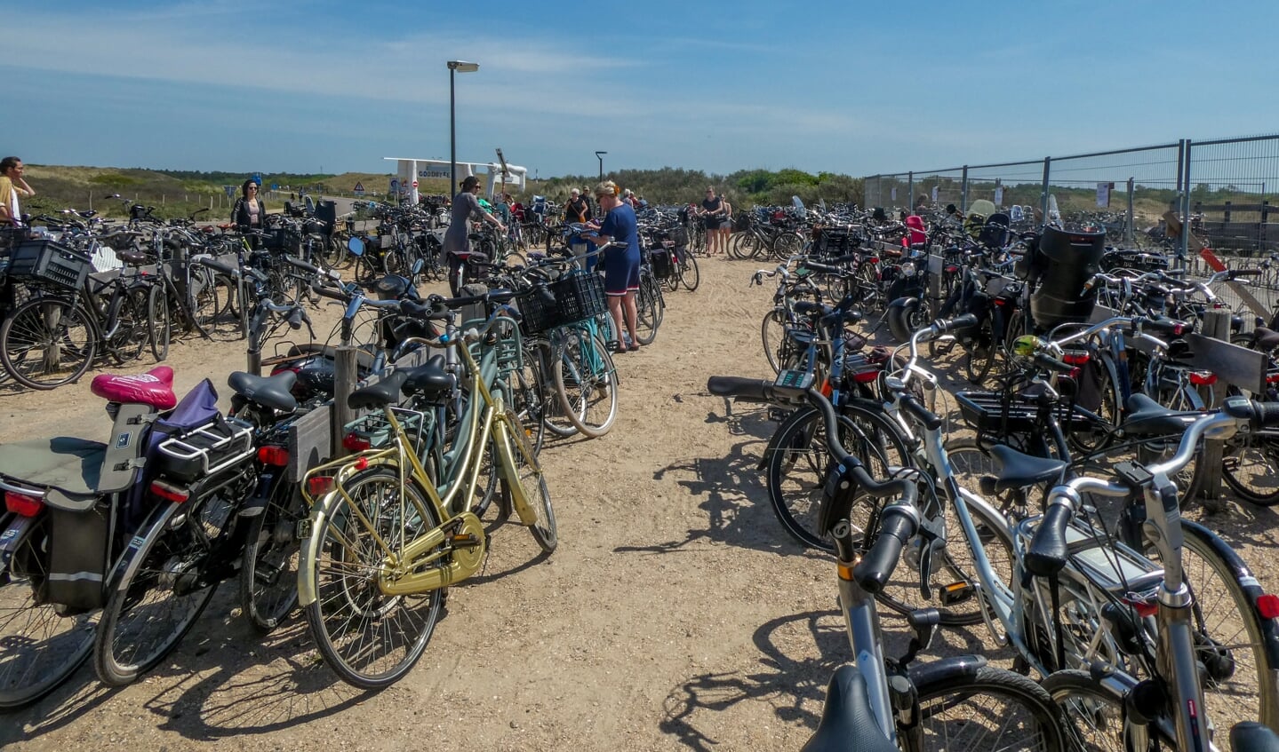 Een redelijke chaos bij de fietsenstalling.
