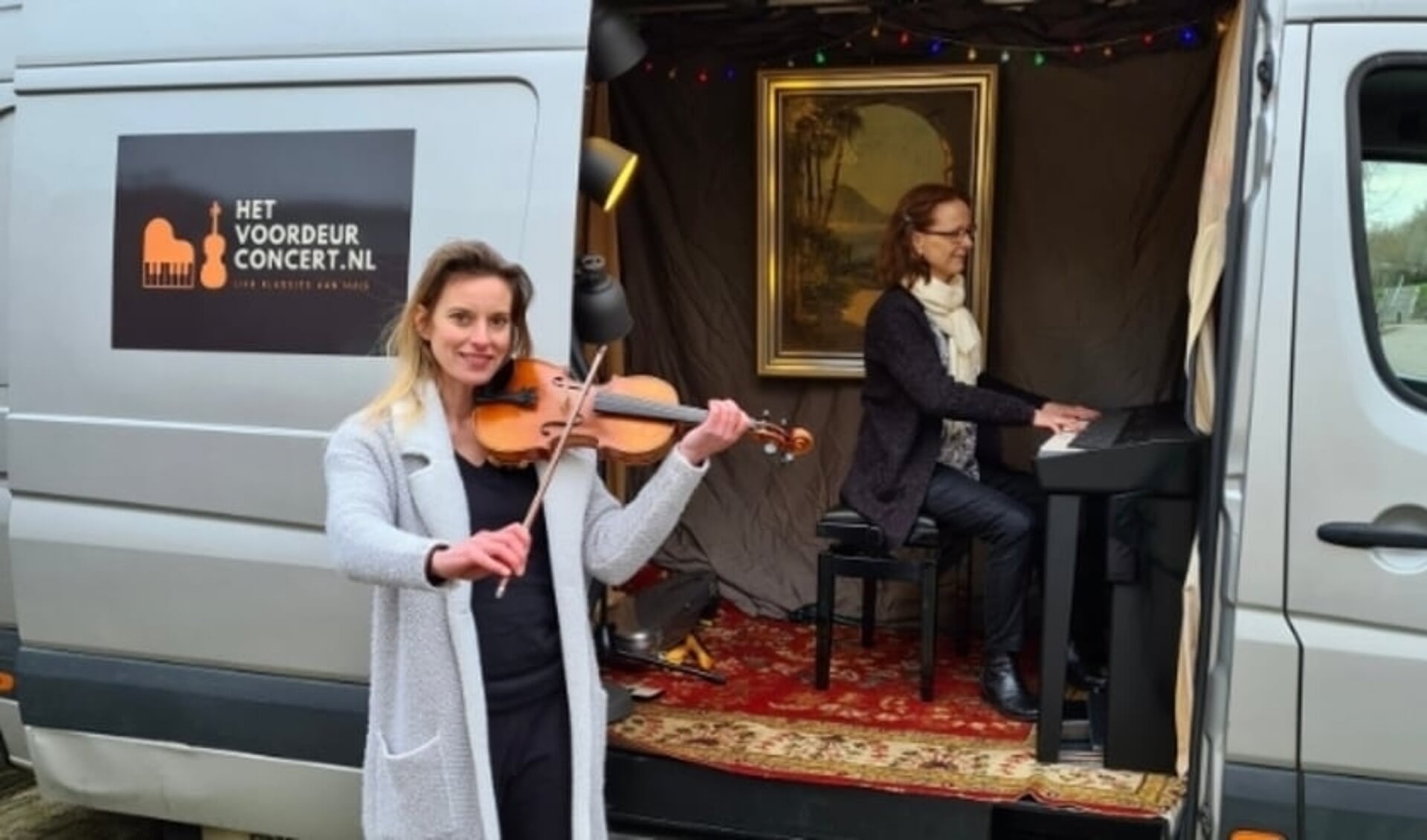 Camilla van der Kooij en Josje Goudswaard reizen met hun bus langs verschillende plekken voor optredens.