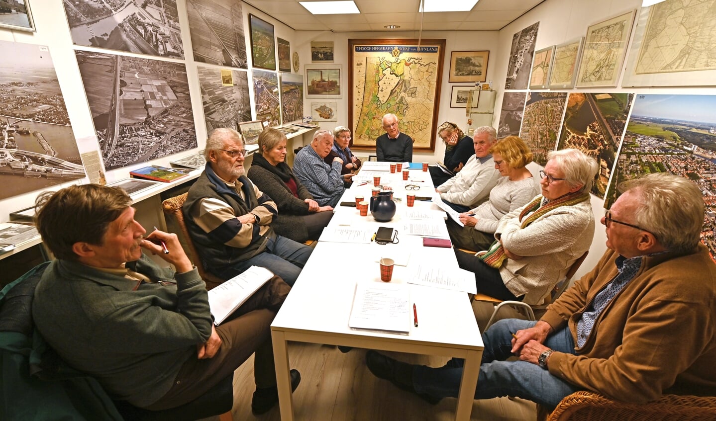 De werkgroepsleden tijdens een vergadering.