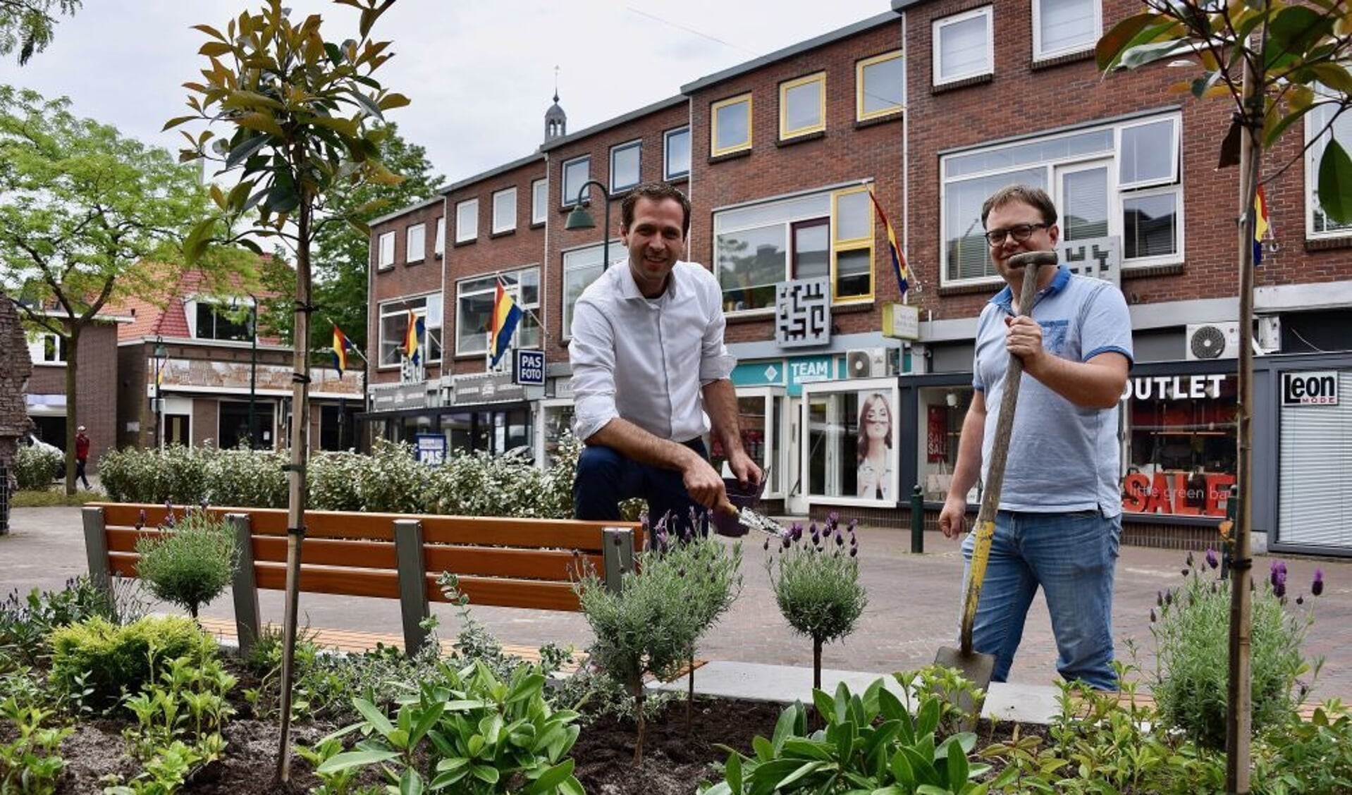 Op de foto staat links wethouder Bart Bikkers en rechts Rob de Graaf, bestuurslid Stichting Stadshart Vlaardingen