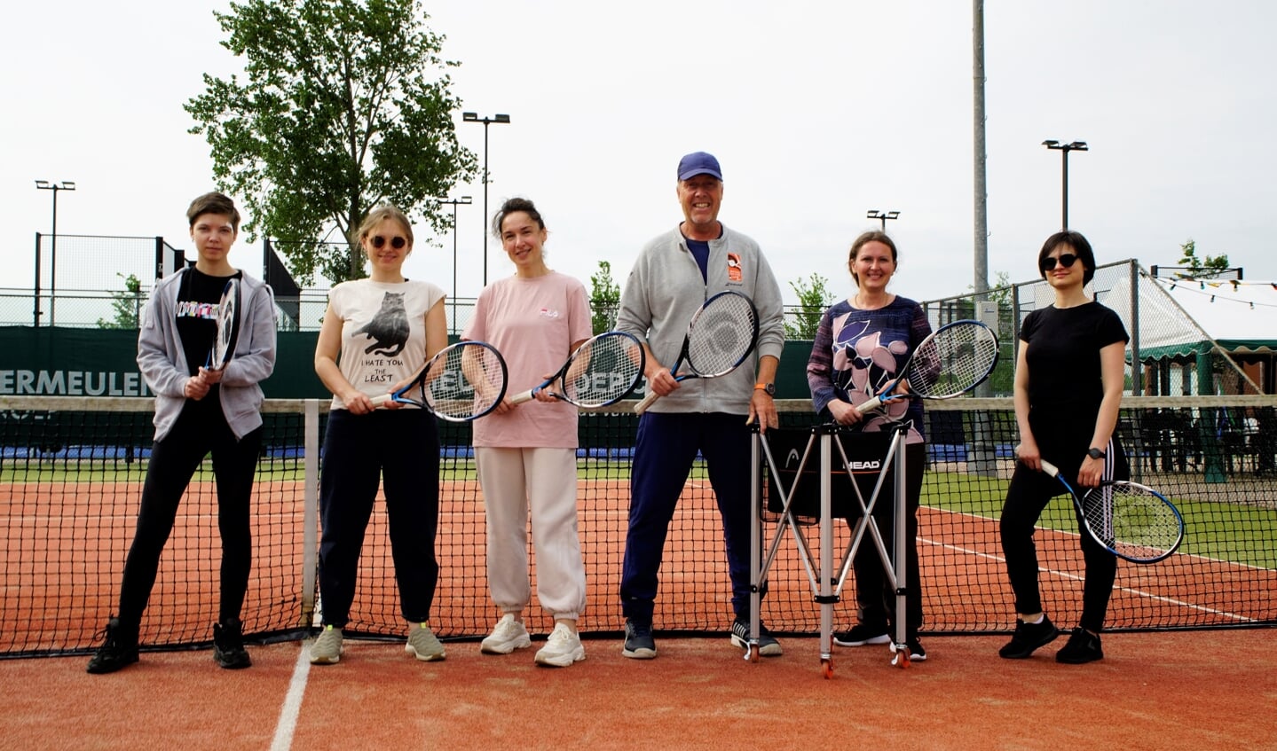 Onder leiding van Allard Schaap krijgen Anna, Ina, Tanya, Katja en Svetlana uit Oekraïne wekelijks tennisles.