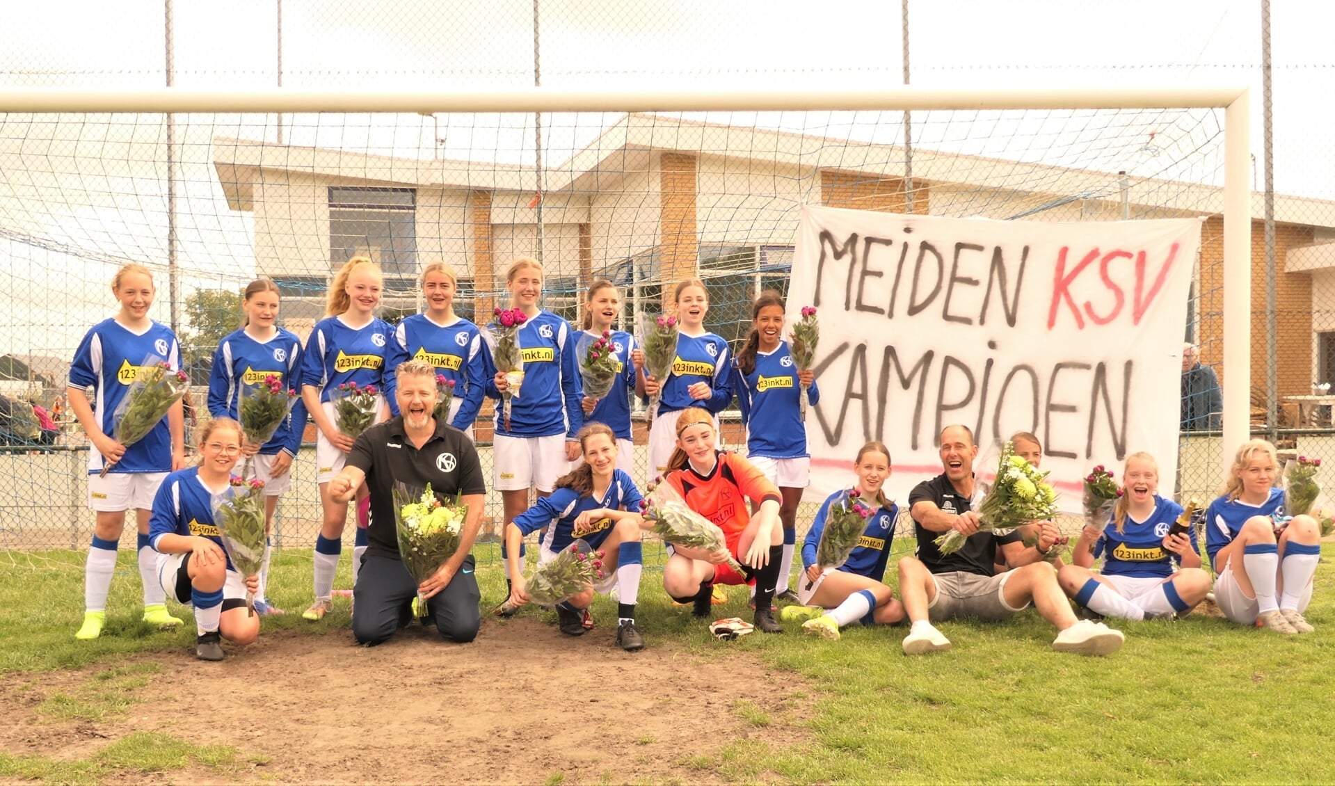 Ondanks het verlies van de laatste wedstrijd werd het kampioenschap van KSV meiden onder 15 groots gevierd.