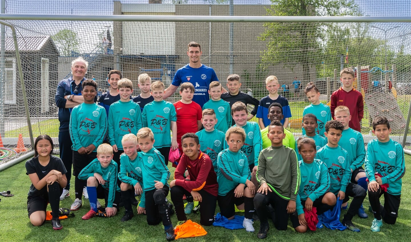 Alle keepers bij elkaar. Linksachter Cor Oltenhof, middenachter Nordin Bakker.