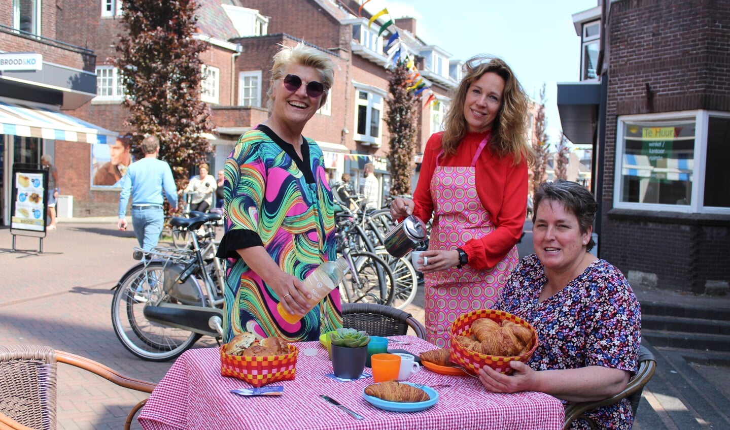 Dorette Bontekoe, Mireille Vollebregt en Astrid van den Bosch (vlnr), hier in de Burgemeester Colijnstraat, organiseren op 11 juni het 'Ontbijt op het Dorp' in Boskoop.