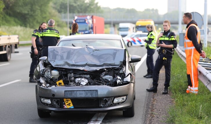 Auto klapt achterop vrachtwagen, eén gewonde A4 Rijswijk