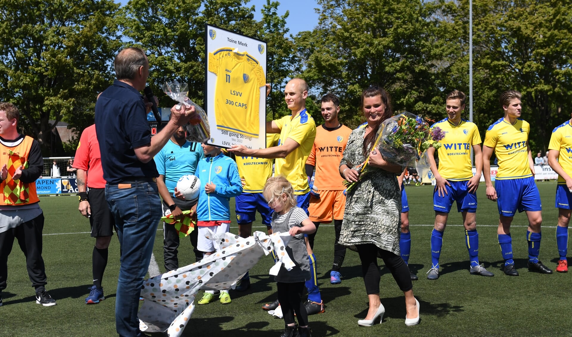 Vooraf aan de wedstrijd werd Toine Merk in bijzijn van zijn gezin gehuldigd met zijn 300ste wedstrijd voor LSVV-1.