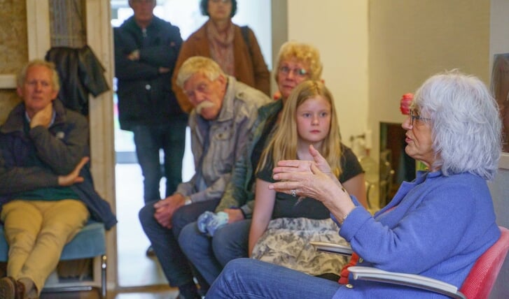 Flory vertelt in de huiskamer aan de Drieboomlaan in Hoorn tijdens 'Open Joodse Huizen' haar verhaal.