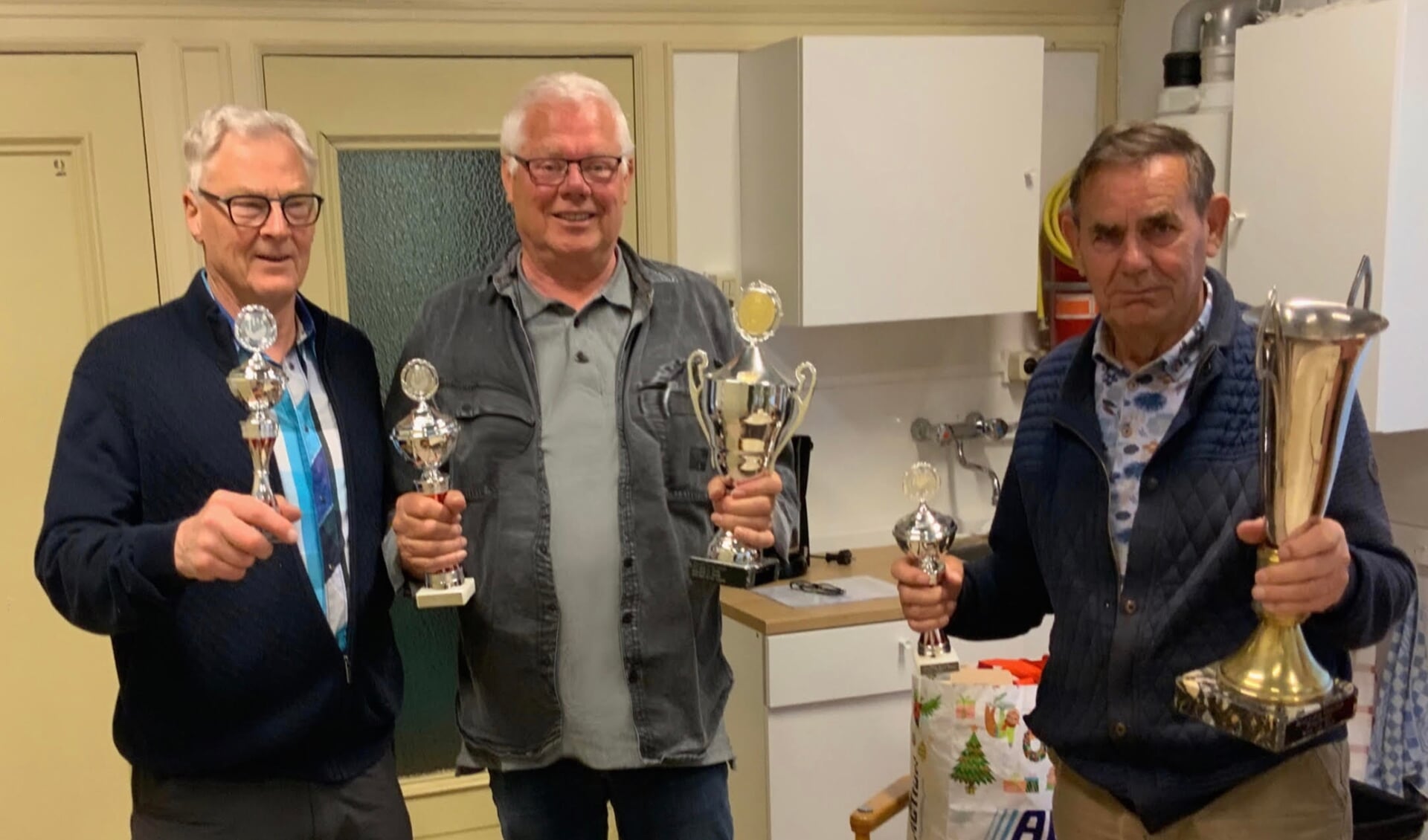 Vlnr: Stef Lippes de Rapid Kampioen (sneldammen), Jan Kloes de nieuwe Clubkampioen en Aad Diemeer de winnaar van het Wim van der Sluis Bekertoernooi