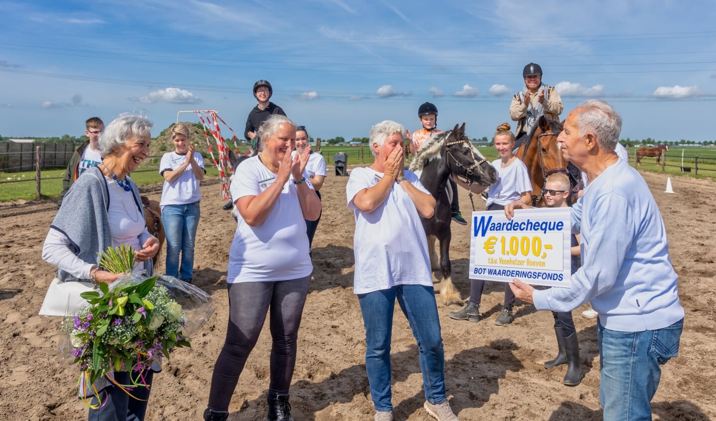 Verrassing alom bij de vrijwilligers van Stichting Veenhuizer Hoeven bij het onthullen van de cheque door Frits Weel. Links BWF-bestuurslid Eugènie Herlaar.