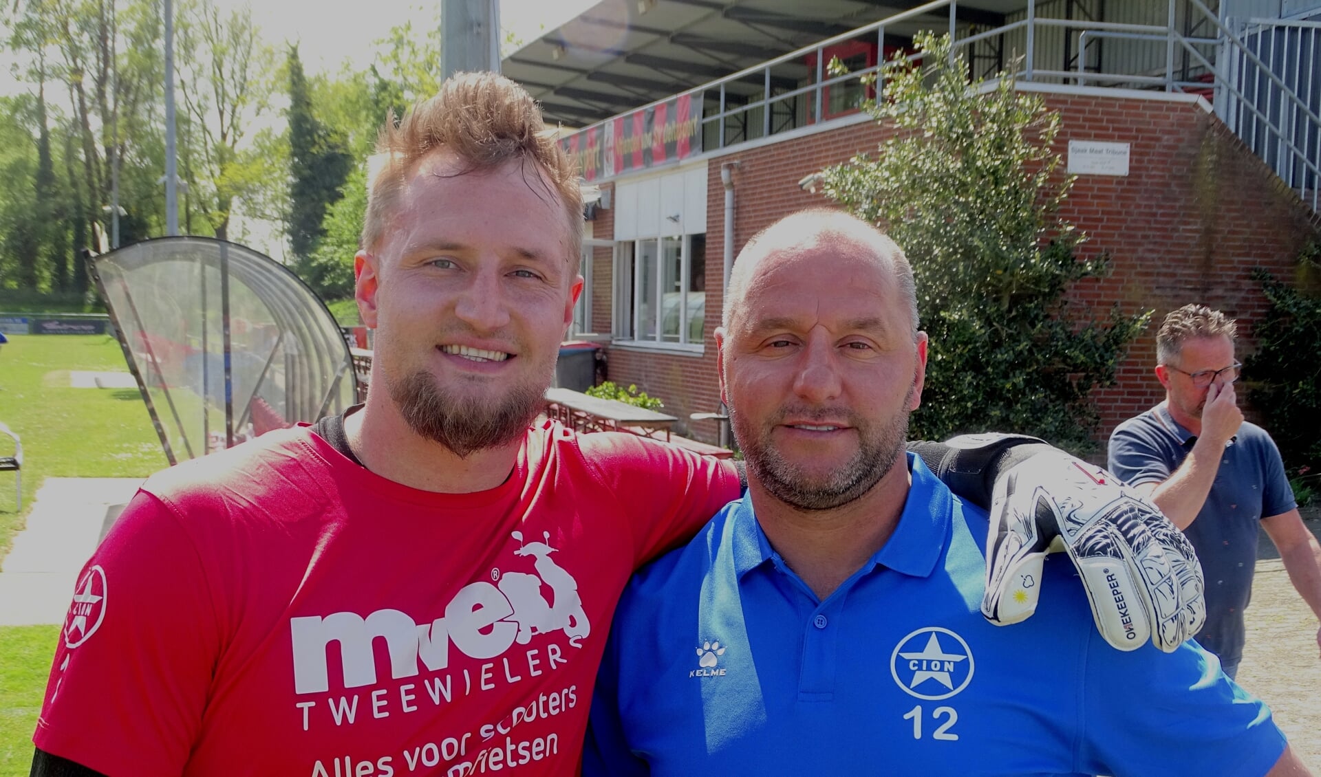 Bryan Struis keerde zaterdag, tot genoegen van trainer Ricky van den Bergh (rechts),  bij Cion terug onder de lat. (foto: UWM/gsv))