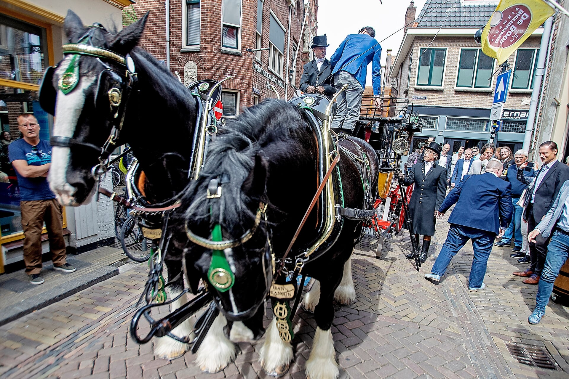 Met paarden en een oude bierkoets van Heineken is het gerenoveerde biermuseum Alkmaar vanmiddag geopend.