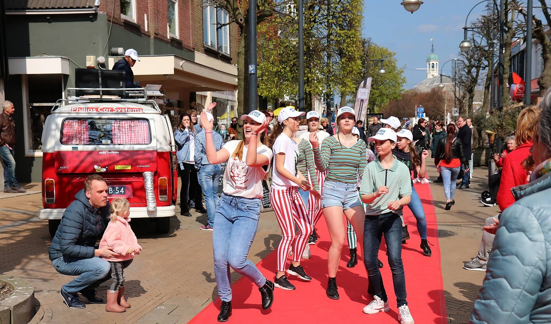 Tijdens de modeshows laten de 's-Gravenzandse kledingwinkels hun nieuwe collecties zien.