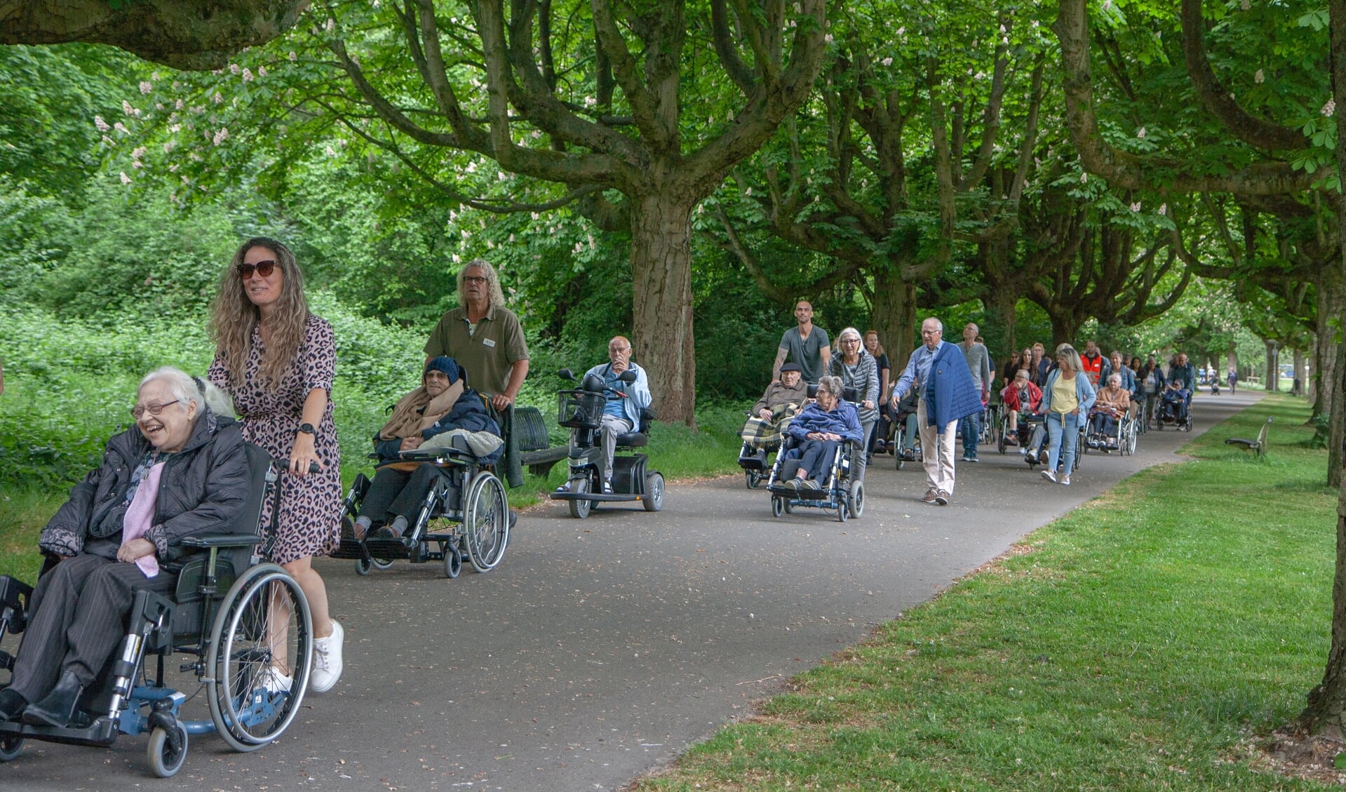 Bewoners lopen mee met de Avond4daagse.