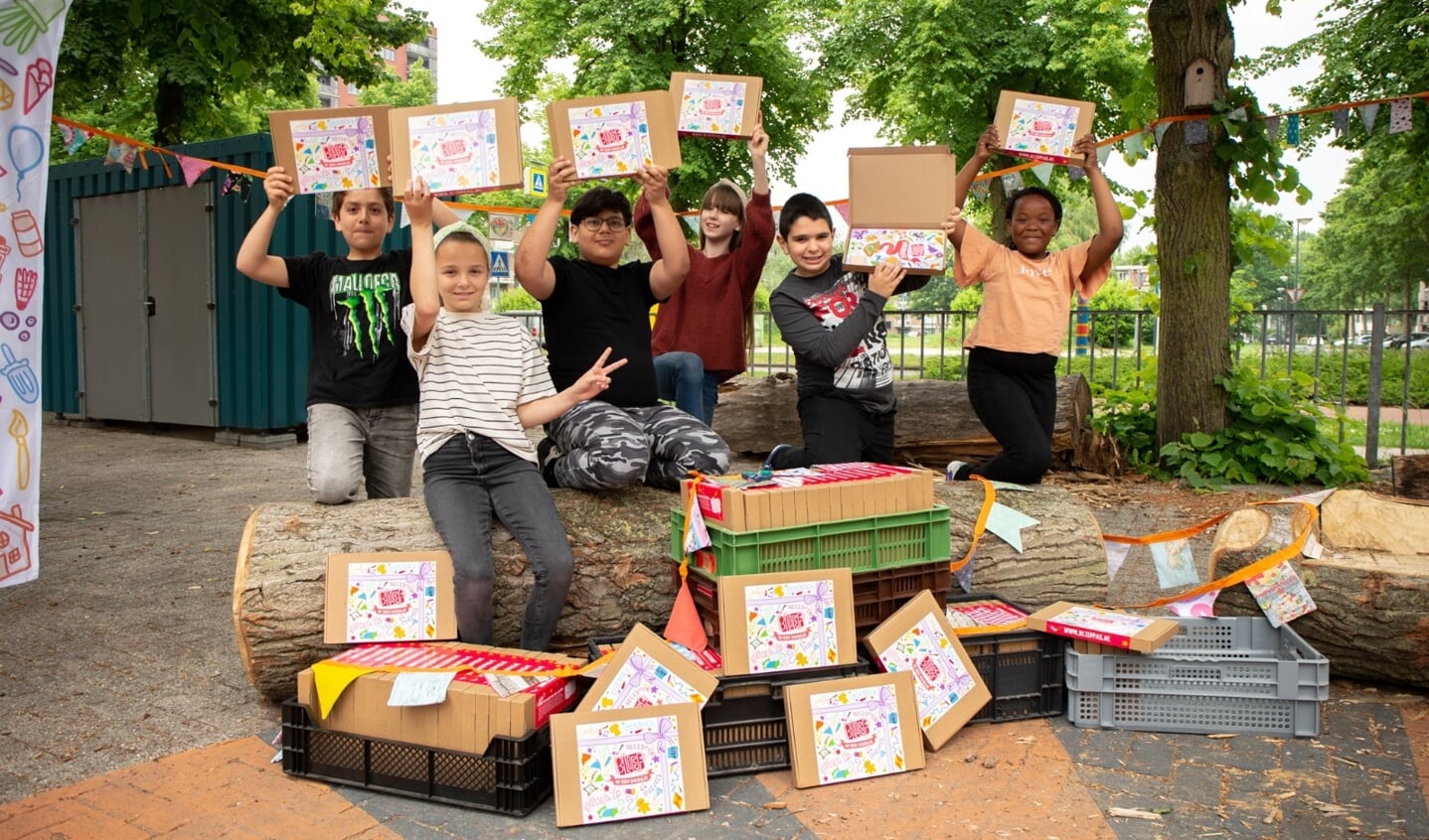 Op maandag 23 mei werden de allereerste exemplaren van de Bliep-post overhandigd aan leerlingen van OBS Loep!