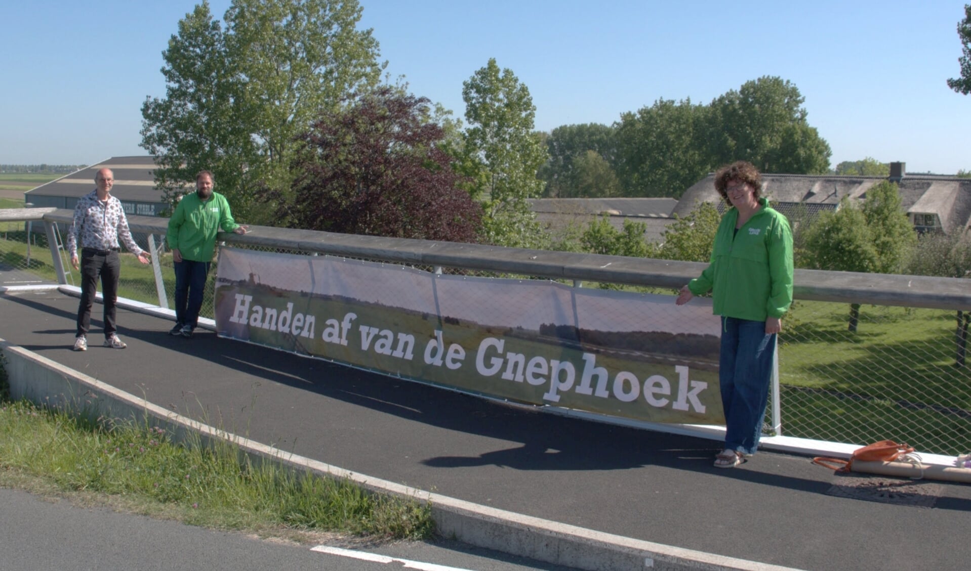 Maandagochtend heeft GroenLinks een spandoek opgehangen bij de Máximabrug, vanwege het werkbezoek van minister Hugo de Jonge.