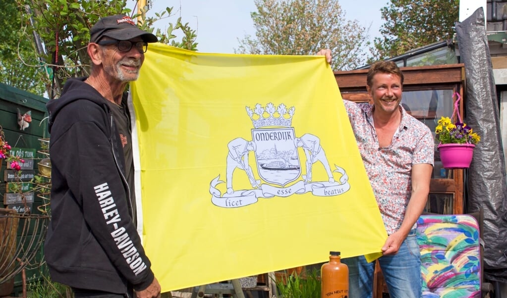 Ted Mol (l) en Hein Haakman tonen trots de Onderdijker vlag.
