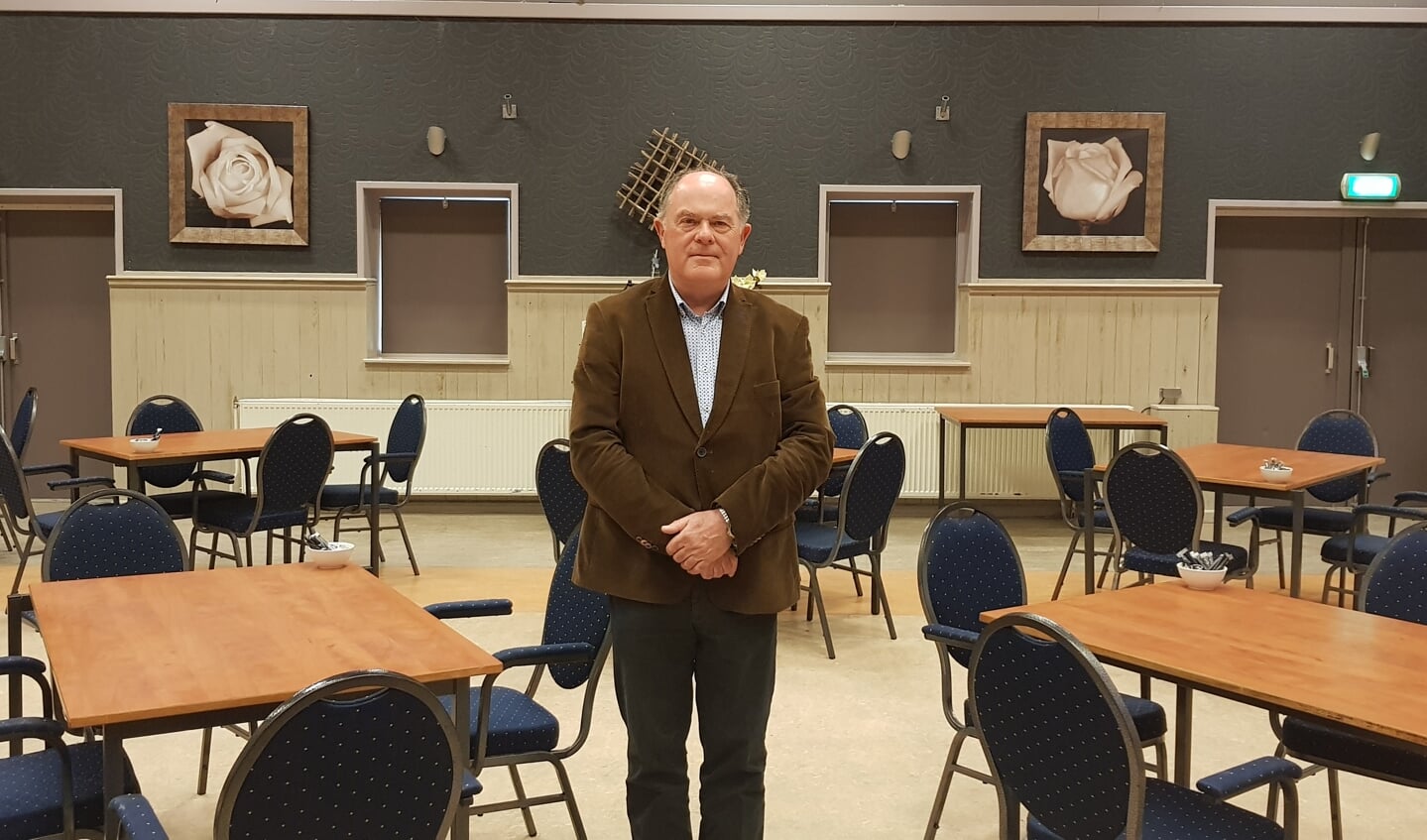Voorzitter Albert Dekker in de zaal van de Nieuwe Doelen.