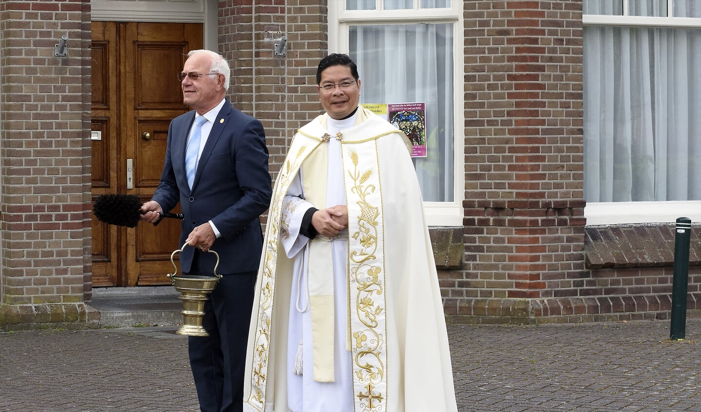 Pastoor Ruben Torres de optocht de zegen meegaf