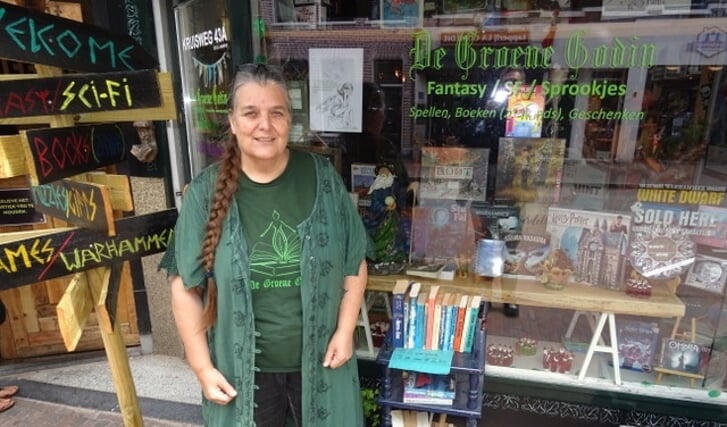 Irmy Seinen voor haar winkel De groene Godin die open is tot en met zaterdag 28 mei.