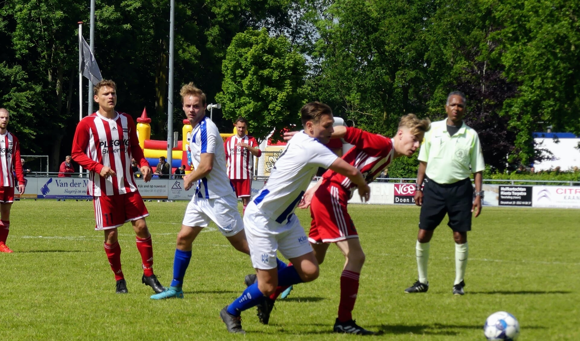 Jeroen Bakker in actie in zijn laatste wedstrijd voor FC Castricum.                                                                                                                