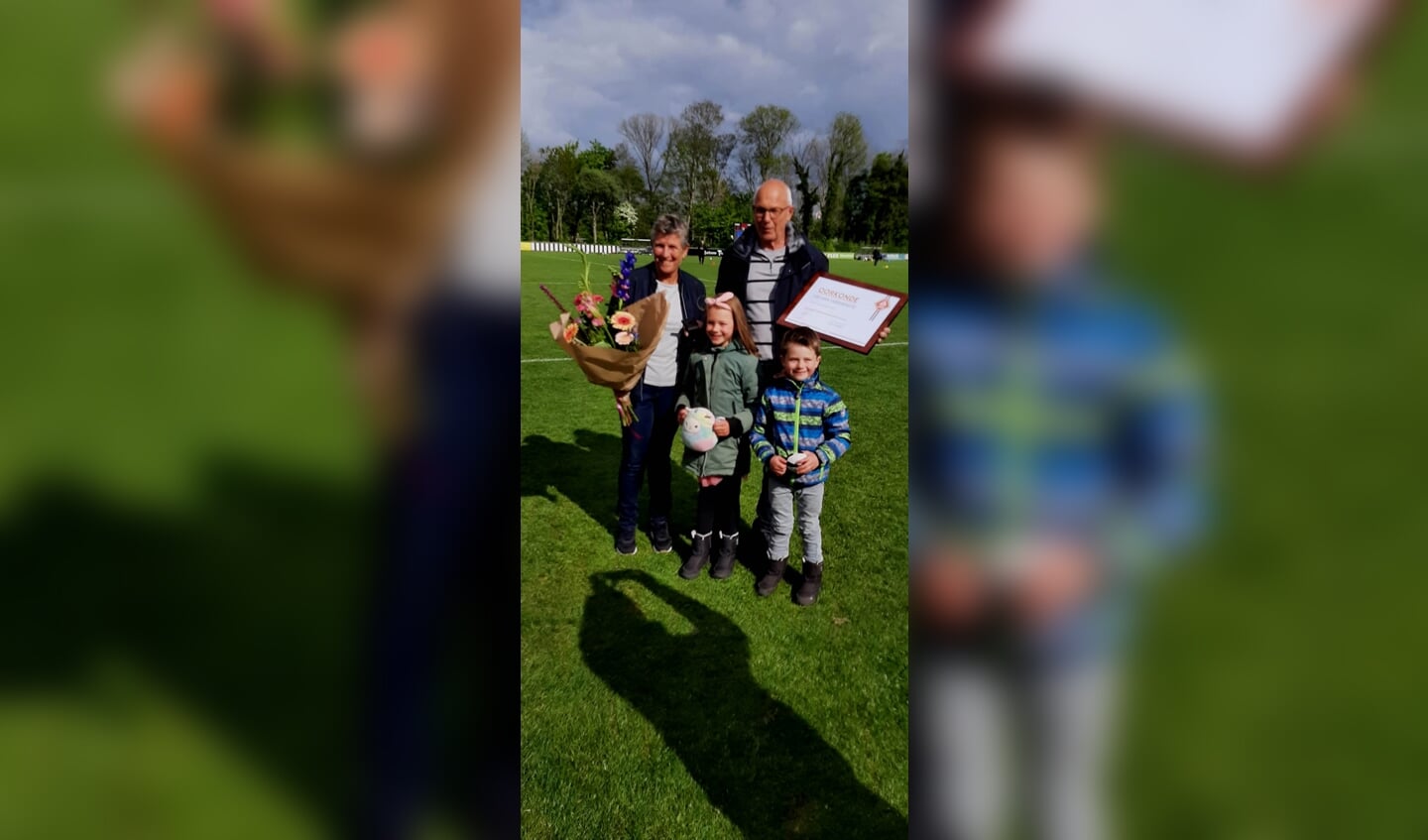 Kees Leliveld (met echtgenote en kleinkinderen)  werd lid van verdienste van de KNVB. (foto PR)