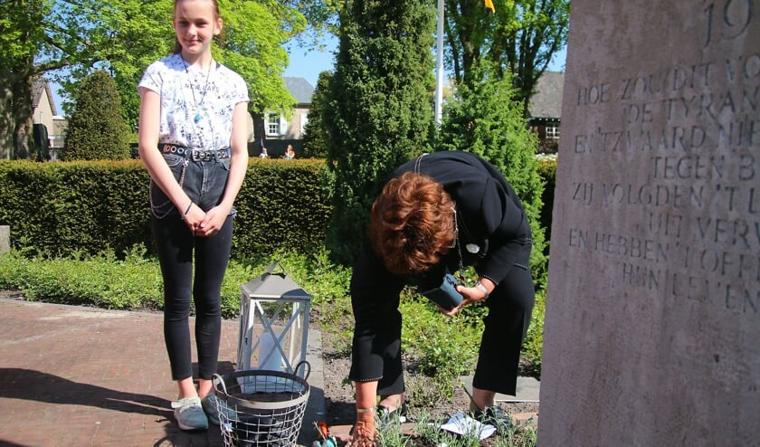 Burgemeester Liesbeth Spies plant een anjer.