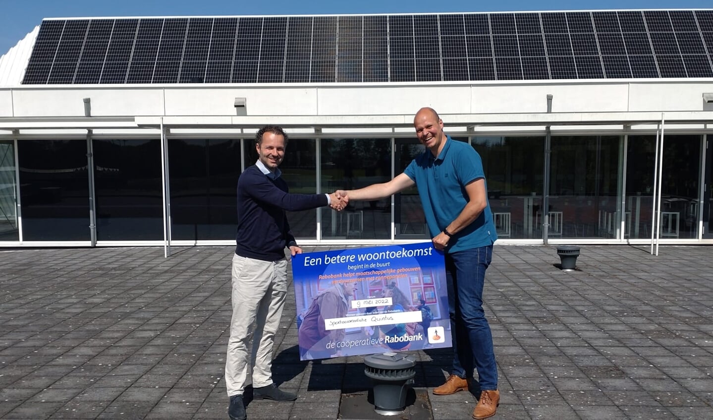 Maurice Dame overhandigt de cheque.