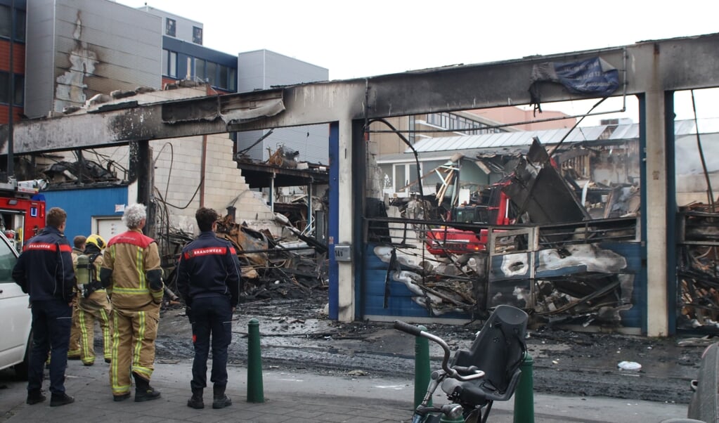 Donderdagavond 26 mei wordt er nog steeds hard gewerkt om de brand aan de Van Gijnstraat volledig te blussen.