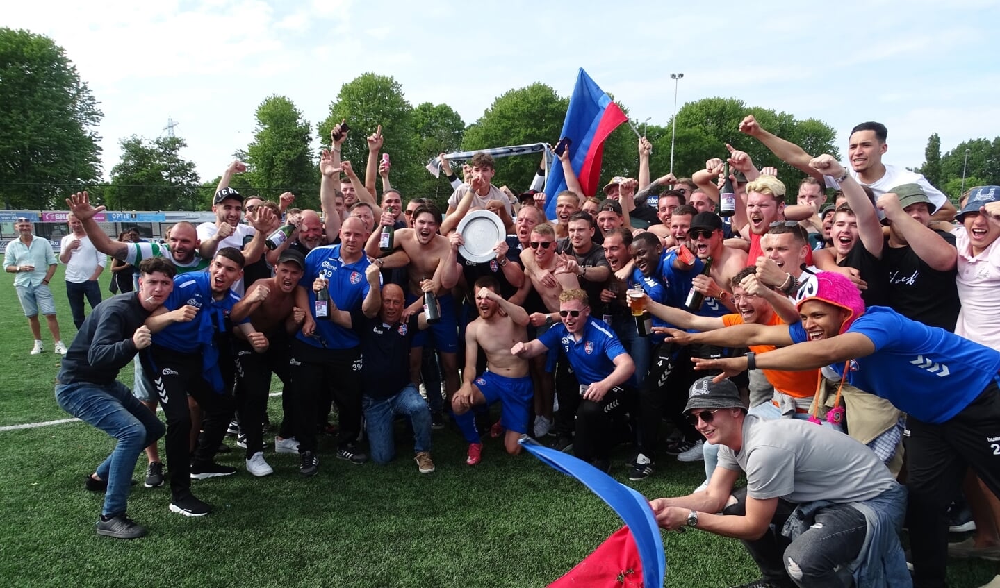 Na een uur wachten vierde KethelSpaland/zo en de supporters op het kunstgras van Voorschoten'97 het kampioenschap. (foto: UWM/gsv)
