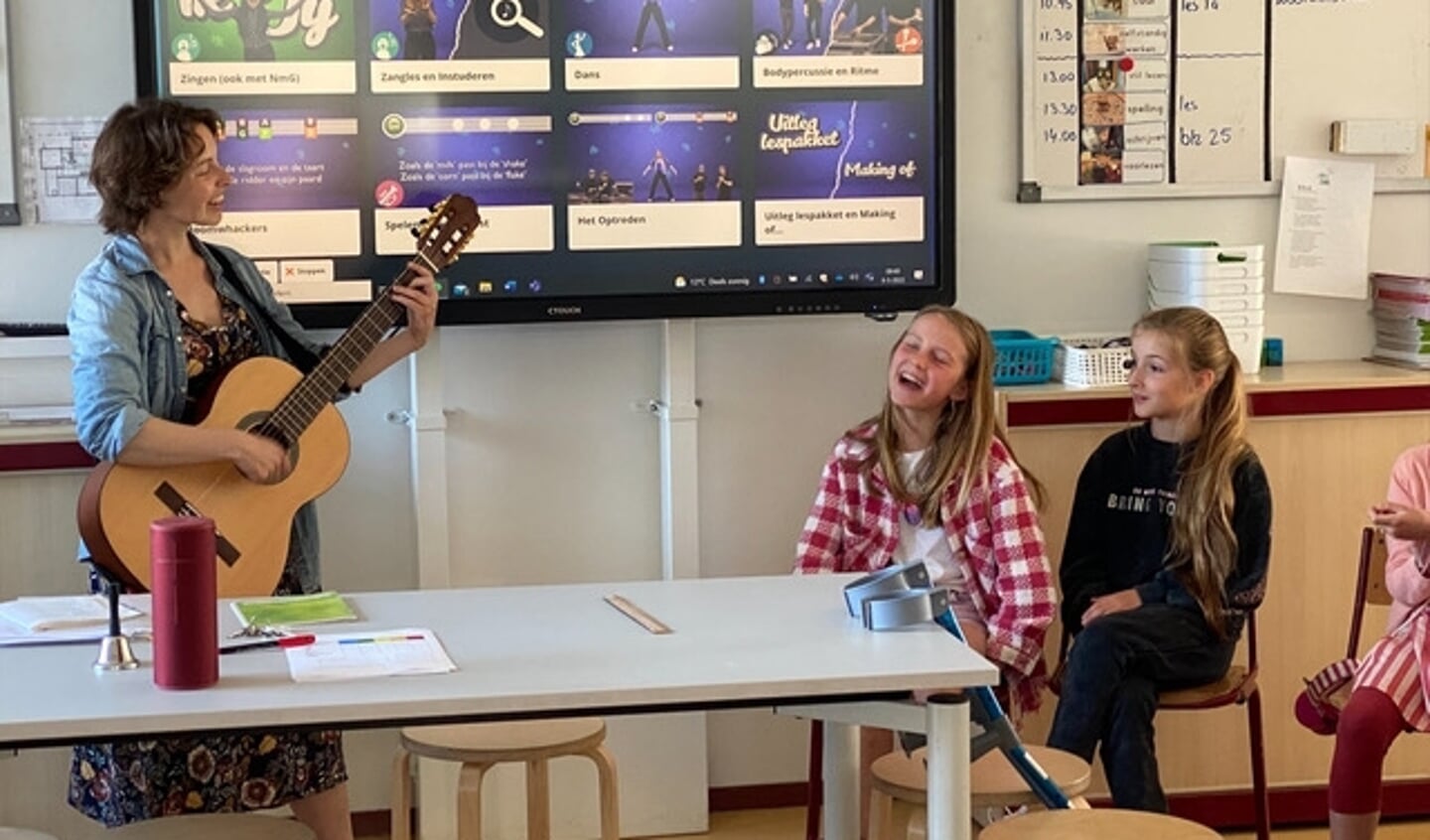 Gerlieke Aartsen geeft muziekles op een Landsmeerse basisschool.