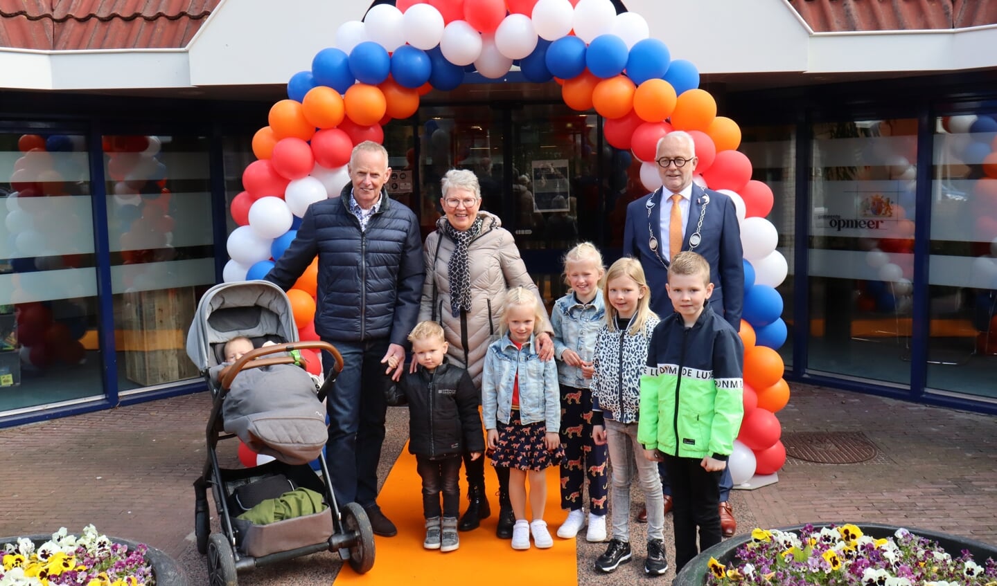 Jos Konijn, en familie, poseert samen met burgemeester Van den Hengel.