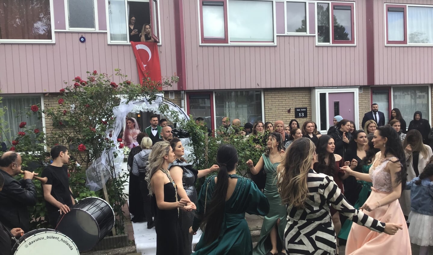 Voor het huis van de bruid wordt traditionele Turkse muziek gemaakt met trommels en fluit en ter plekke wordt er traditioneel gedanst door familieleden en genodigden.  