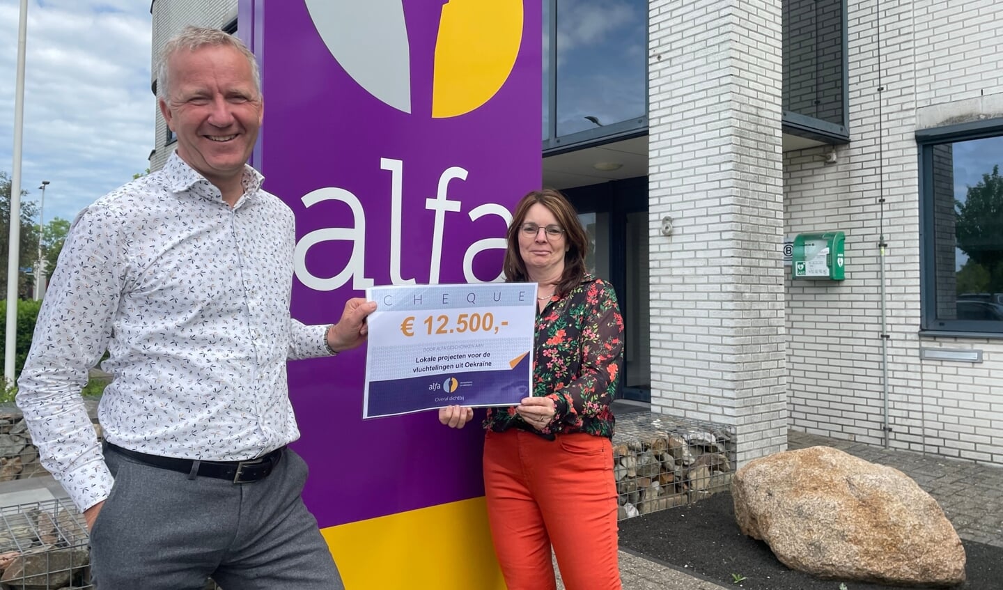 Directeur Toni di Addario van Alfa Naaldwijk en HRM-medewerker Monique van der Pad met het resultaat van de actie voor Oekraïne: 12.500 euro.