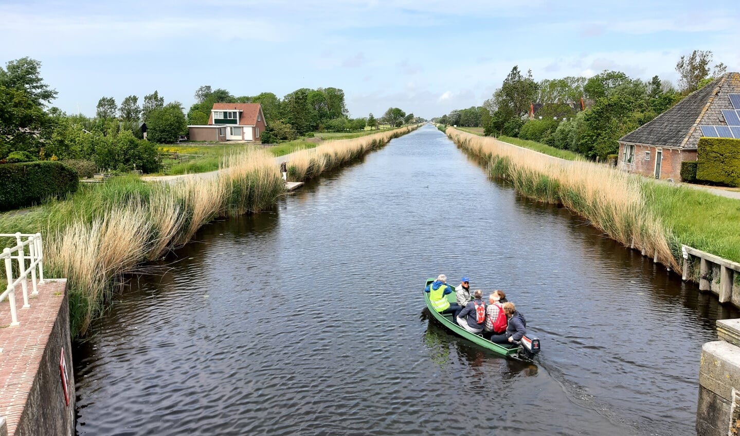 Een deel van het gezelschap wordt overgezet van verzetsmonument bij Zijpersluis
