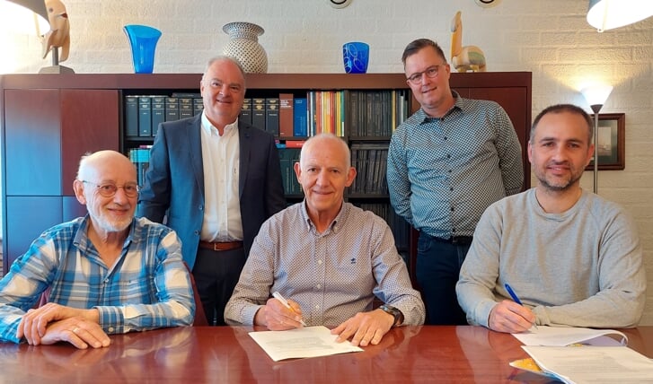 Steven Wink (secretaris), Jan Dekker (penningmeester) en Ard Dekker (voorzitter) ondertekenen de oprichtingsakte. 